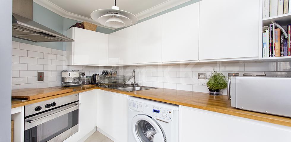 			1 Bedroom, 1 bath, 1 reception Flat			 Stoke Newington High Street  , STOKE NEWINGTON 